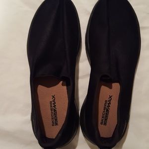 Sketcher black slides goga max 8.5 size